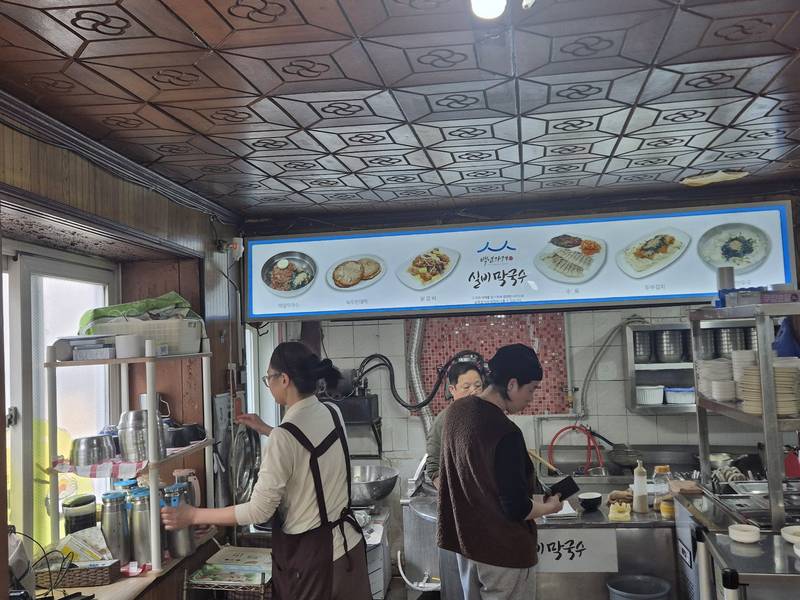 메뉴 사진판 아래 일하는 주방
