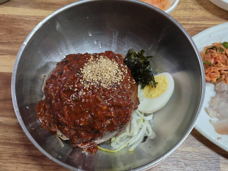 달걀과 김을 올린 비빔 막국수