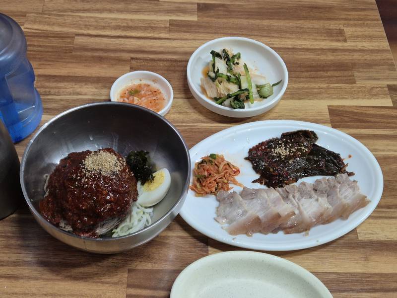 막국수와 수육, 무절임과 깻잎지 한 상